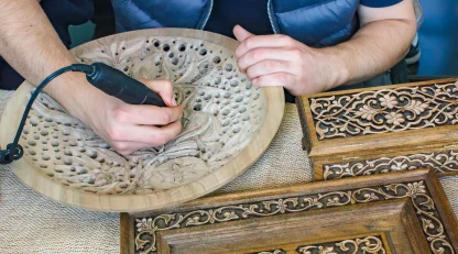 هنر حکاکی روی چوب و مراحل ساخت محصولات سفارشی