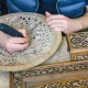 هنر حکاکی روی چوب و مراحل ساخت محصولات سفارشی