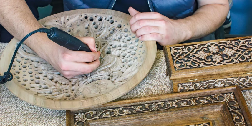 هنر حکاکی روی چوب و مراحل ساخت محصولات سفارشی